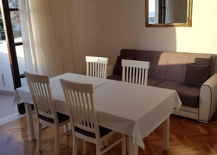 Anet With Free Parking *