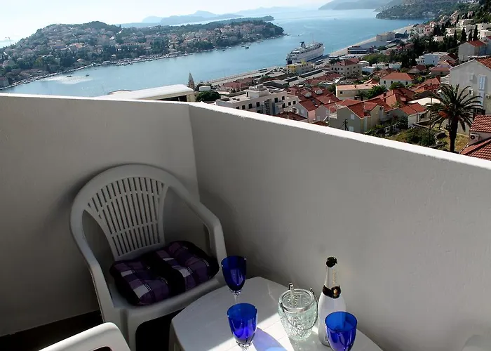 Anet With Free Parking Apartment